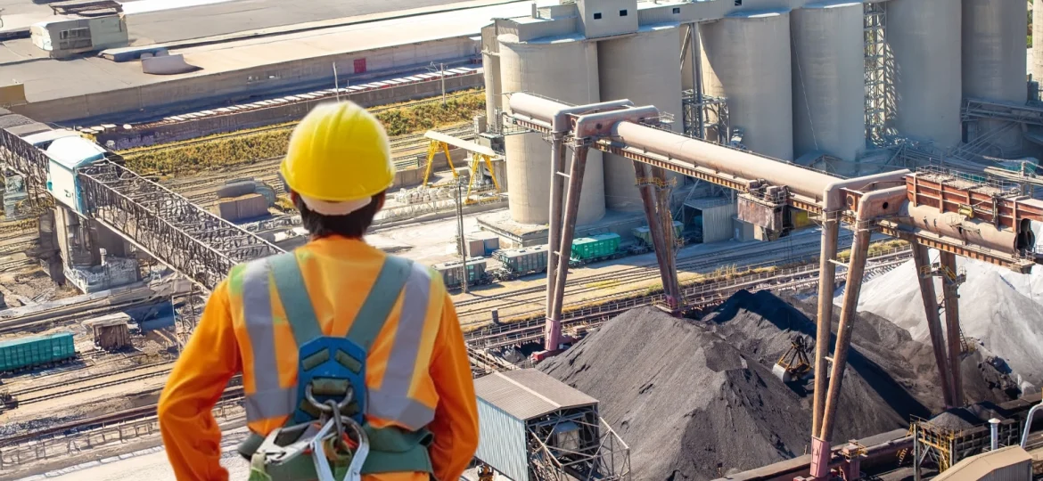 Çimento sektöründe iş sağlığı ve güvenliği önlemleri alan tam donanımlı fabrika çalışanı