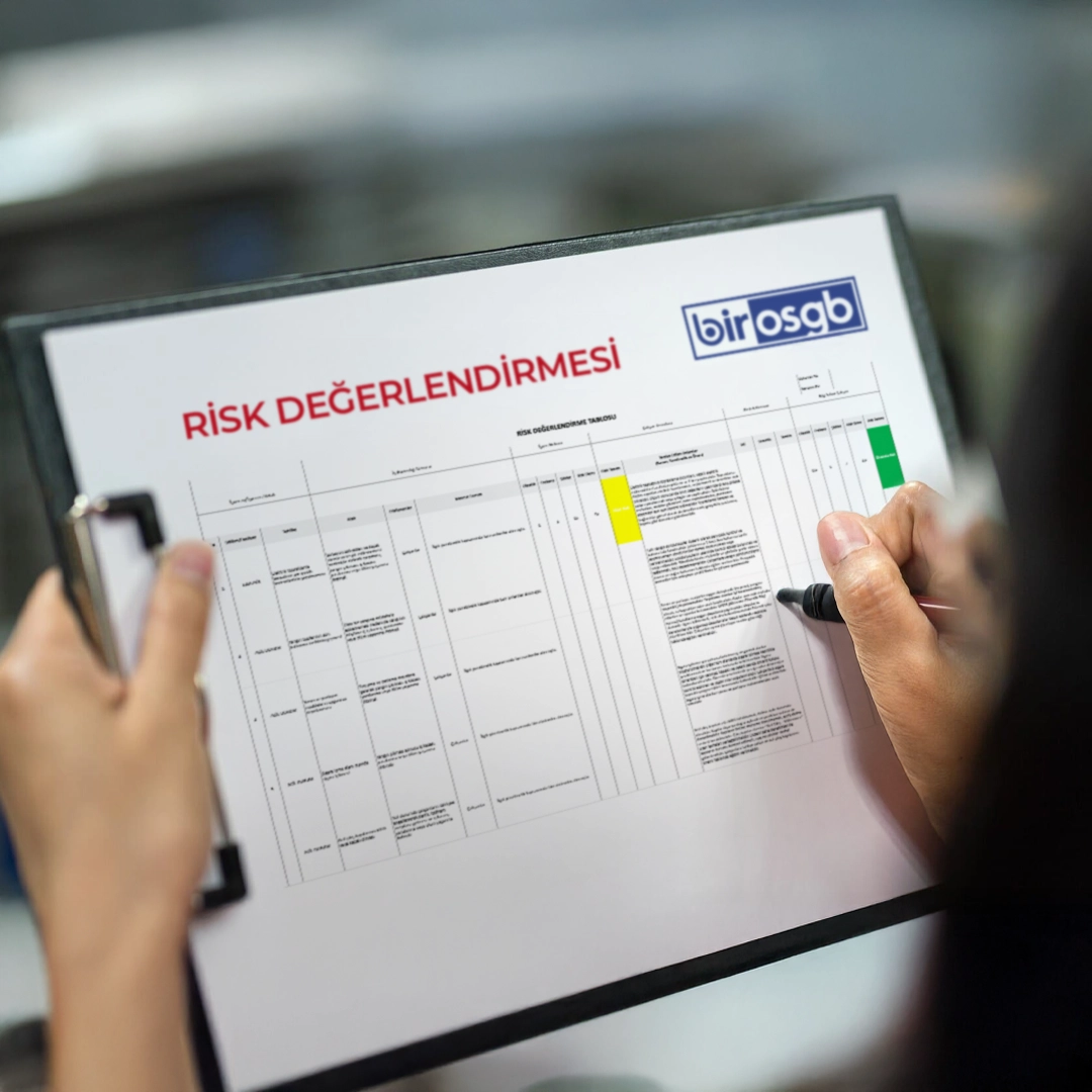 fine-kinney-risk-degerlendirmesi-tablosu-ve-risk-skorlari Fine-Kinney risk değerlendirme metodunun temel formülü: Risk eşittir İhtimal çarpı Frekans çarpı Şiddet (R=PxFxŞ).