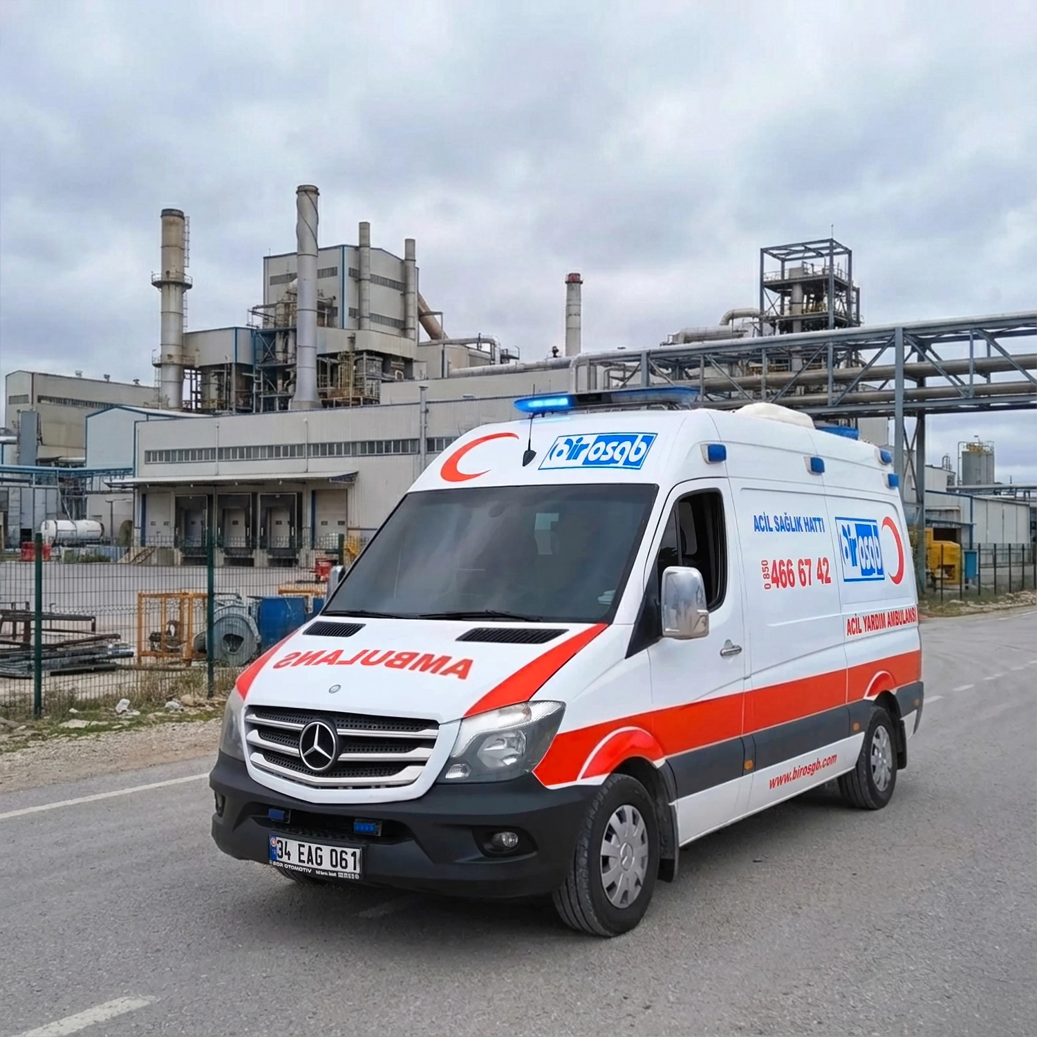 mobil-saglik-hizmeti-yerinde-saglik-taramasi Mobil sağlık hizmeti kapsamında fabrika sahasında tarama yapan Birosgb logolu araç ve endüstriyel tesis arka planı.