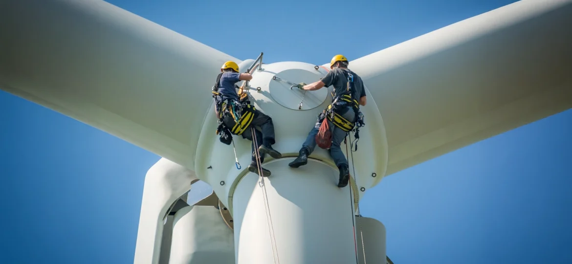 Rüzgar enerji santralleri iş sağlığı ve güvenliği kapsamında baretli personel ve türbin