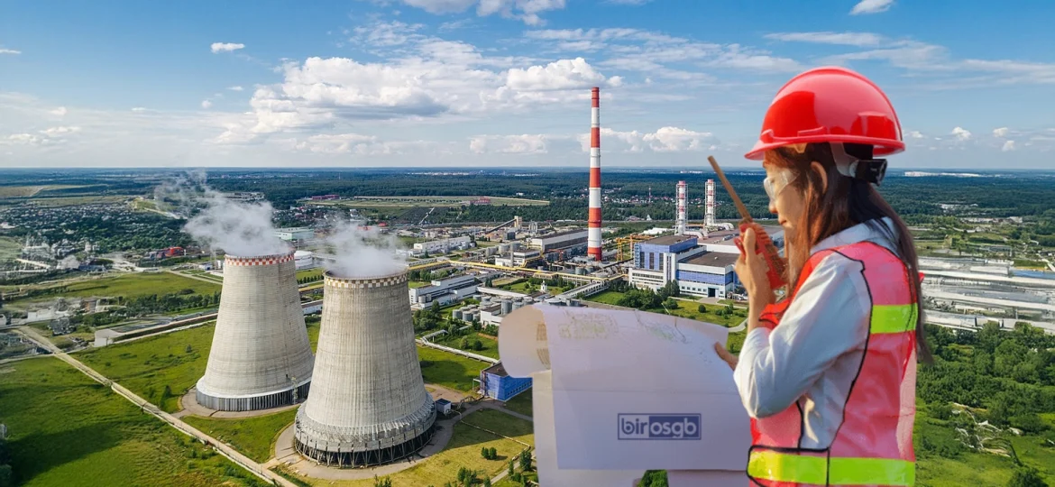 Termik santralde vana üzerinde EKED kilitleme etiketleme yapan iş güvenliği uzmanı